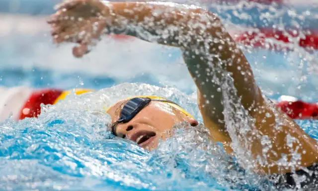 Nuotatore in azione, con la testa fuori dall'acqua per respirare. Un esempio di come allenare il fiato per migliorare le prestazioni in piscina.