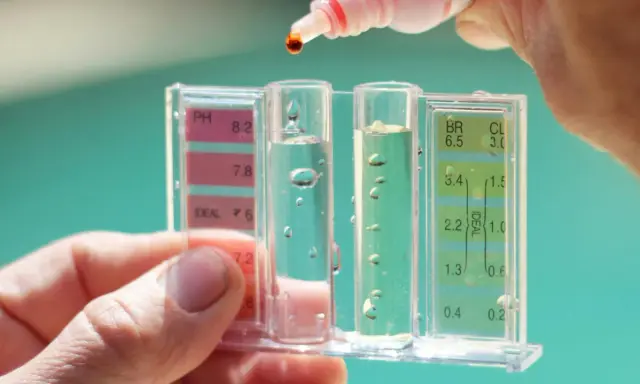 Test kit per misurare il pH e il cloro dell'acqua, per garantire la ph acqua migliore.