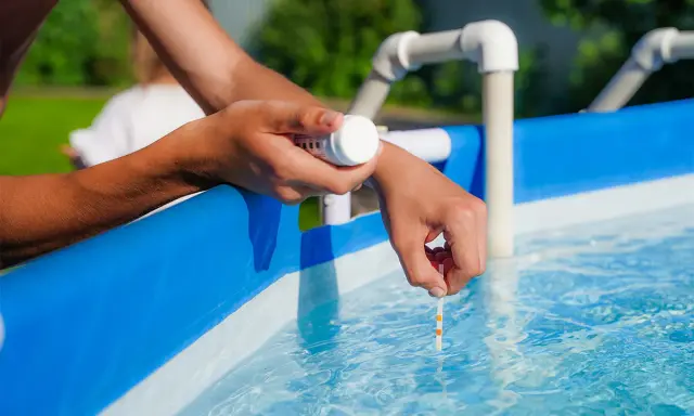 Controllo il livello di cloro nella piscina. Sembra esserci troppo cloro in piscina, la striscia reagisce intensamente.