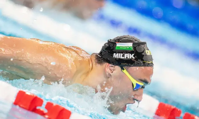 Kristof Milak, nuotatore ungherese, in azione con la sua cuffia e occhialini, mentre solca l'acqua con forza.