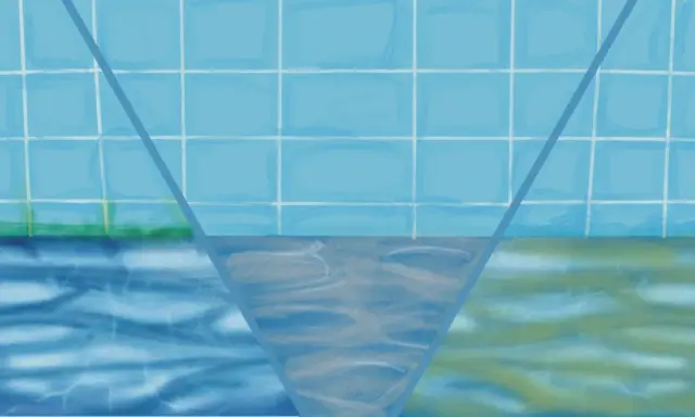 Acqua di piscina con riflessi luminosi, suggerendo l'evaporazione. Le piastrelle blu e il verde dell'erba creano un'atmosfera estiva.