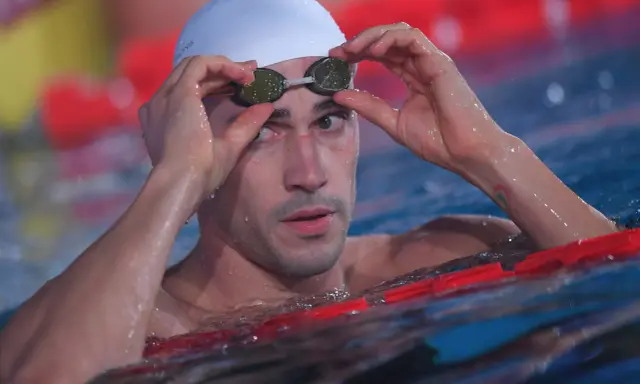 Fabio Scozzoli si sistema gli occhialini prima di una gara, concentrato e pronto a dare il massimo in acqua.