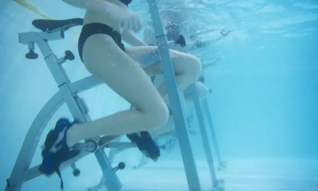 Allenamento in acqua con hydrobike: un modo efficace per tonificare e far dimagrire la pancia.