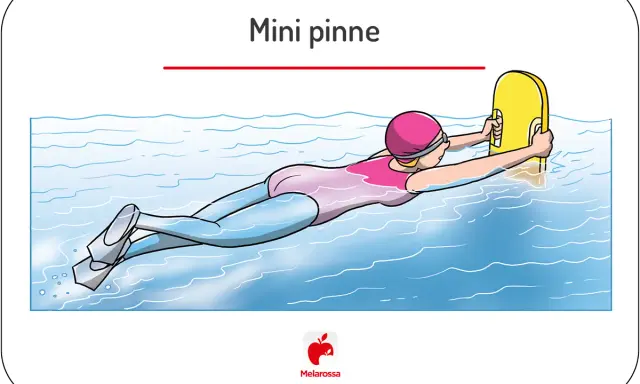 Donna nuota con mini pinne e tavoletta, un modo efficace per dimagrire divertendosi in acqua.