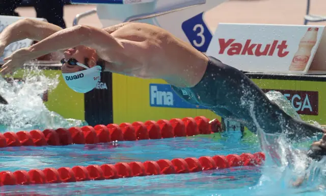 Paul Biedermann in gara, immerso nell'acqua con braccia protese.