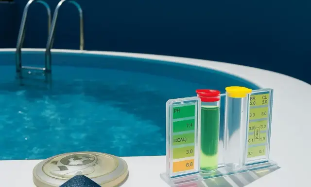 Kit per testare l'acqua della piscina. Il livello di cloro e pH è ideale, ma l'acqua della piscina appare torbida.