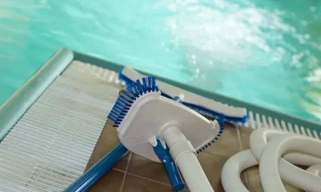 Accessori per piscina: aspiratore, spazzole e tubo. Pronti per capire come pulire una piscina molto sporca e renderla cristallina.