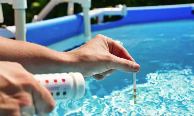 Controllo del cloro libero piscina con strisce reattive. L'acqua è cristallina, pronta per un tuffo rinfrescante.