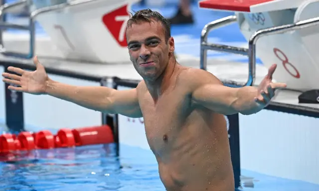 Gregorio Paltrinieri, bagnato e sorridente, celebra la sua vittoria nei 1500 stile libero.