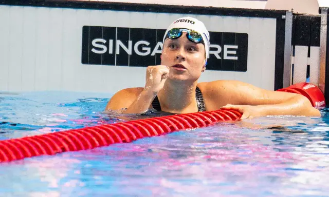 Anastasia Gorbenko, nuotatrice con cuffia e occhialini, esulta in piscina dopo una gara.