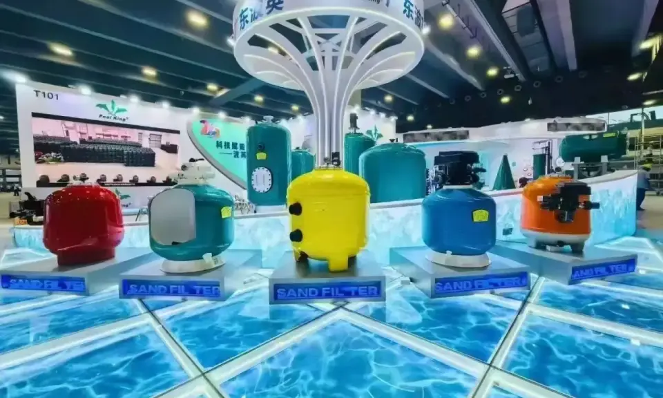 Filtri per piscina colorati, tra cui un giallo brillante, un blu acceso e un rosso vivace, esposti su una piattaforma che simula l'acqua. Questi filtri a sabbia sono essenziali per mantenere l'acqua cristallina.