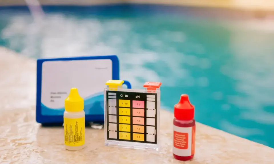 Kit per testare il cloro e il ph della piscina, con boccette di reagenti e strisce colorate.