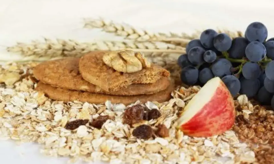 Biscotti integrali, avena, uva e mela: un mix perfetto per capire quanto tempo prima fare colazione prima di allenarsi.