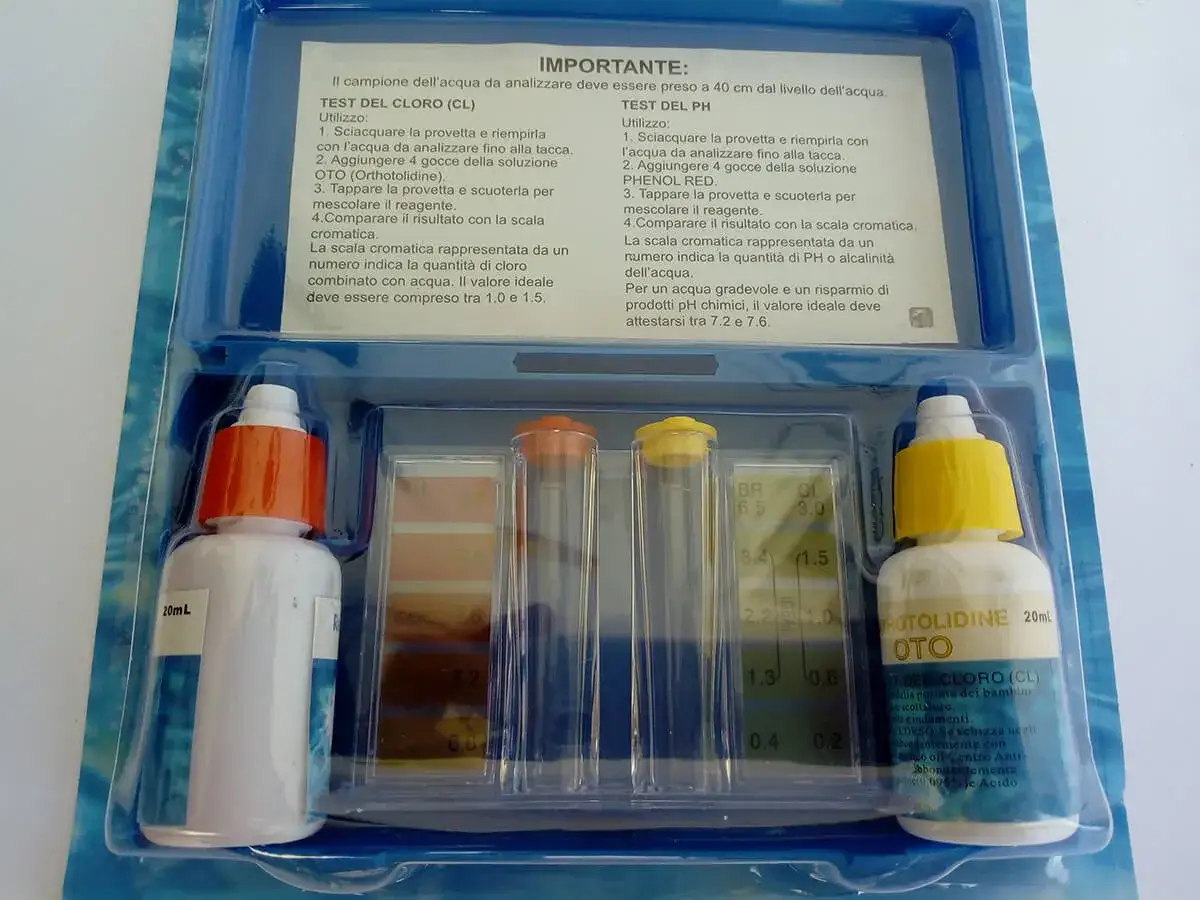 Kit per testare i valori cloro piscina e pH. Include reagenti e scale cromatiche per misurare la qualit&agrave; dell'acqua.
