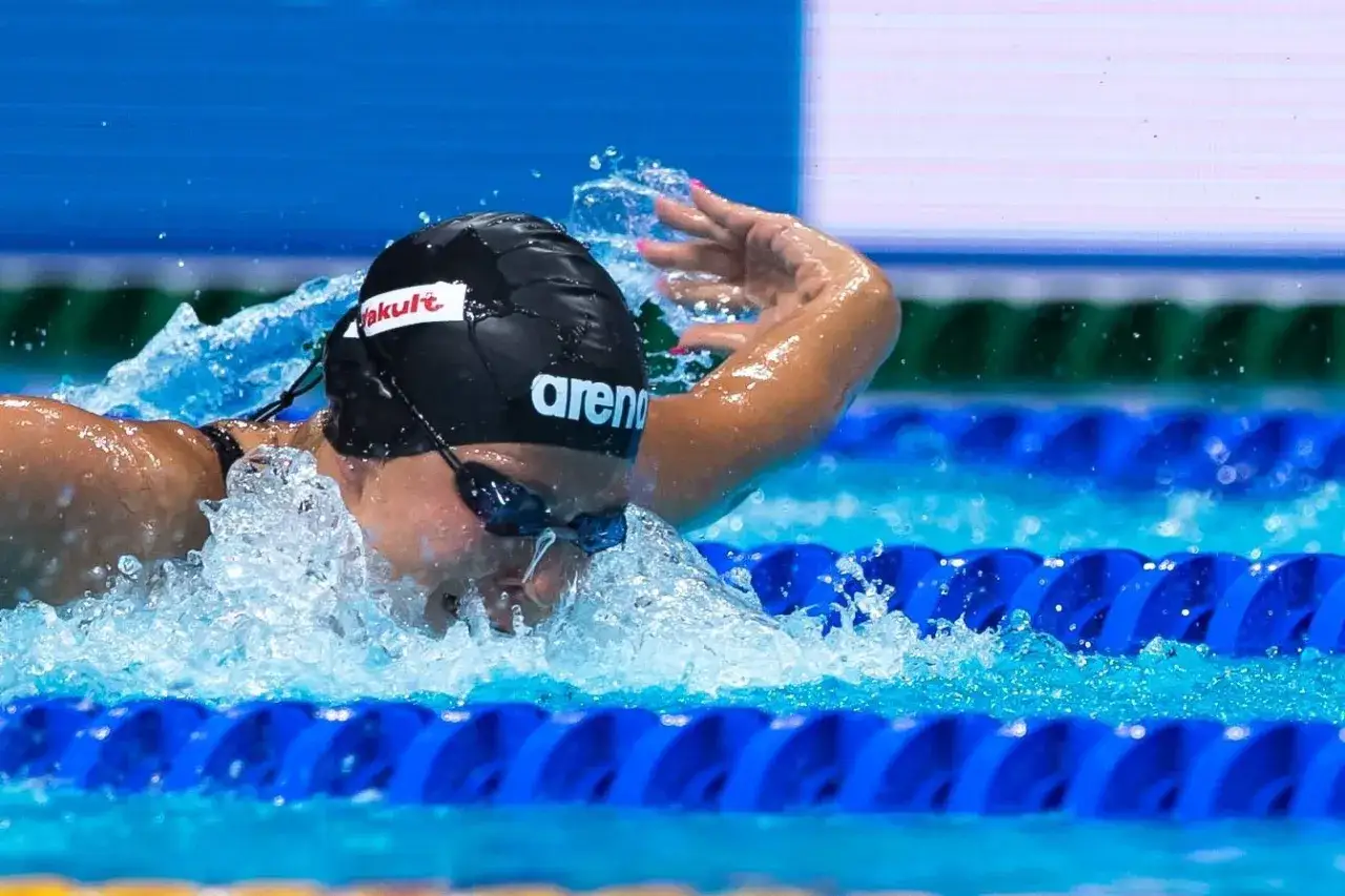 Stefania Pirozzi in azione, immersa nell'acqua con la cuffia e gli occhialini, mentre nuota con determinazione.
