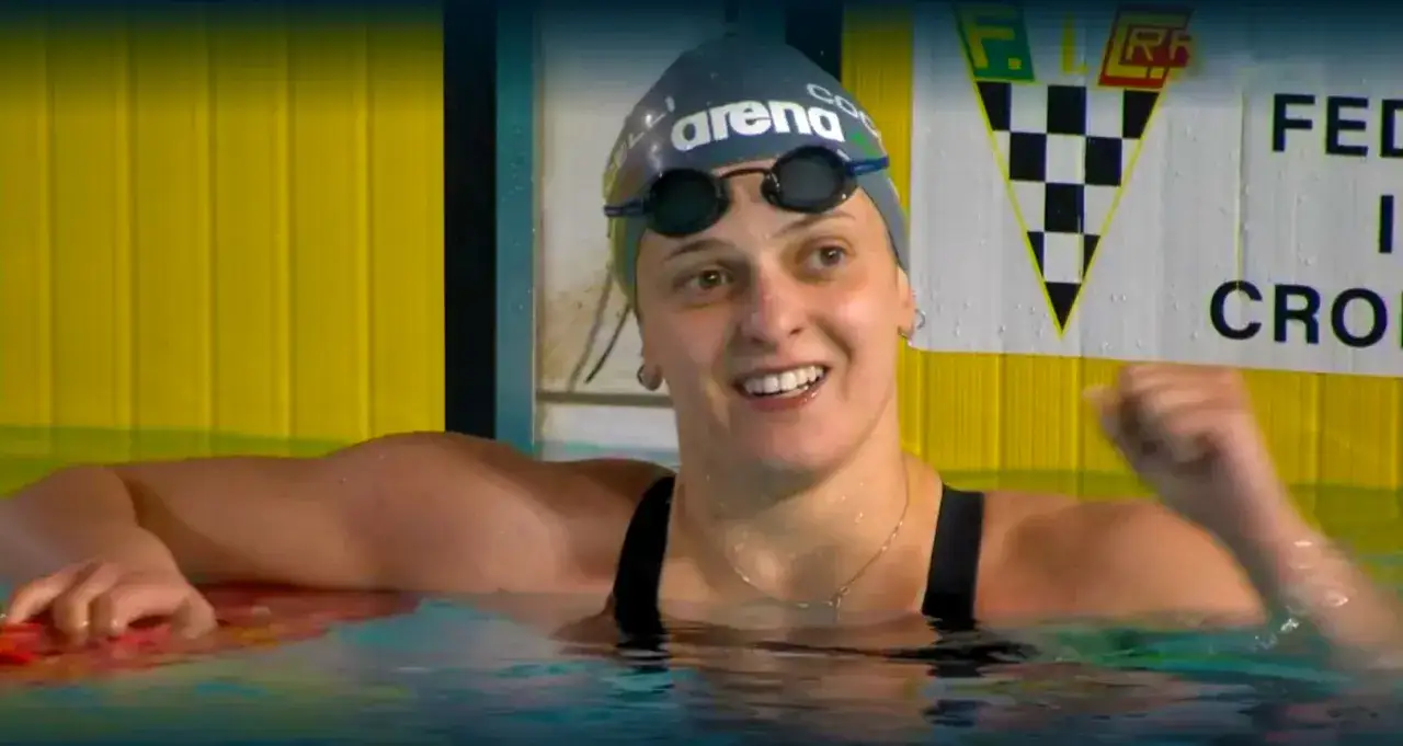 Francesca Pellegrini, nuotatrice sorridente con cuffia e occhialini, festeggia una vittoria in piscina.