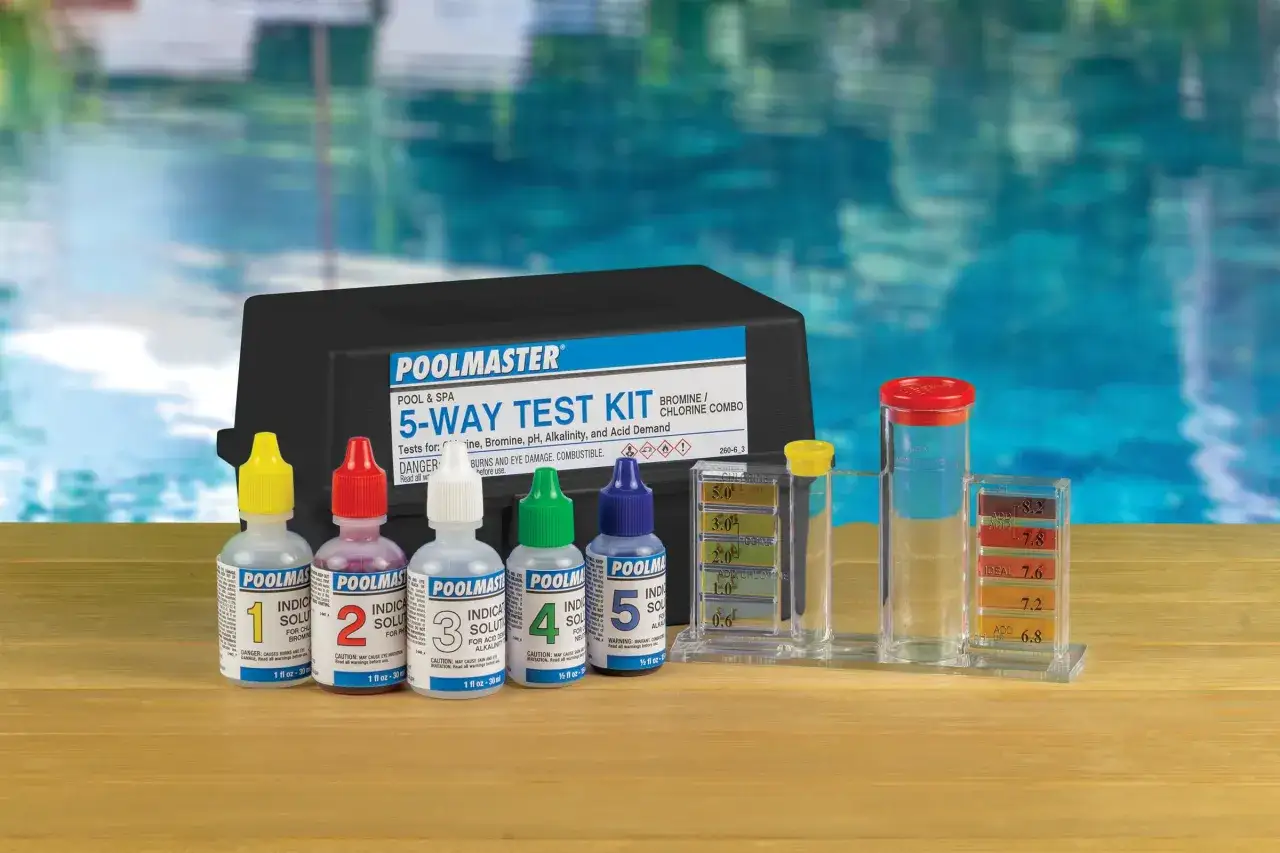 Kit per testare la piscina: soluzioni colorate e provette per misurare cloro, bromo, pH e alcalinità. Utile per mantenere il bicarbonato in piscina ai livelli ideali.