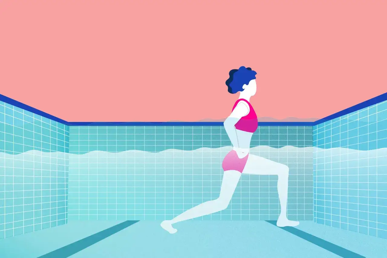 Donna esegue un esercizio di squat in acqua, con le gambe immerse fino alla vita. L'allenamento in piscina &egrave; rinfrescante.