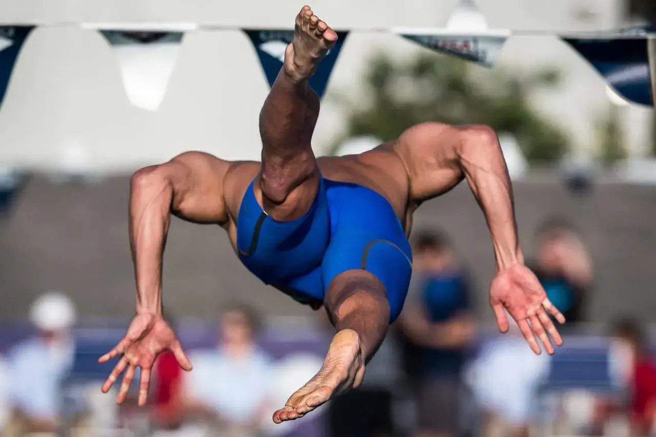 Atleta in tuffo, dimostra la potenza sviluppata con esercizi palestra per nuoto.