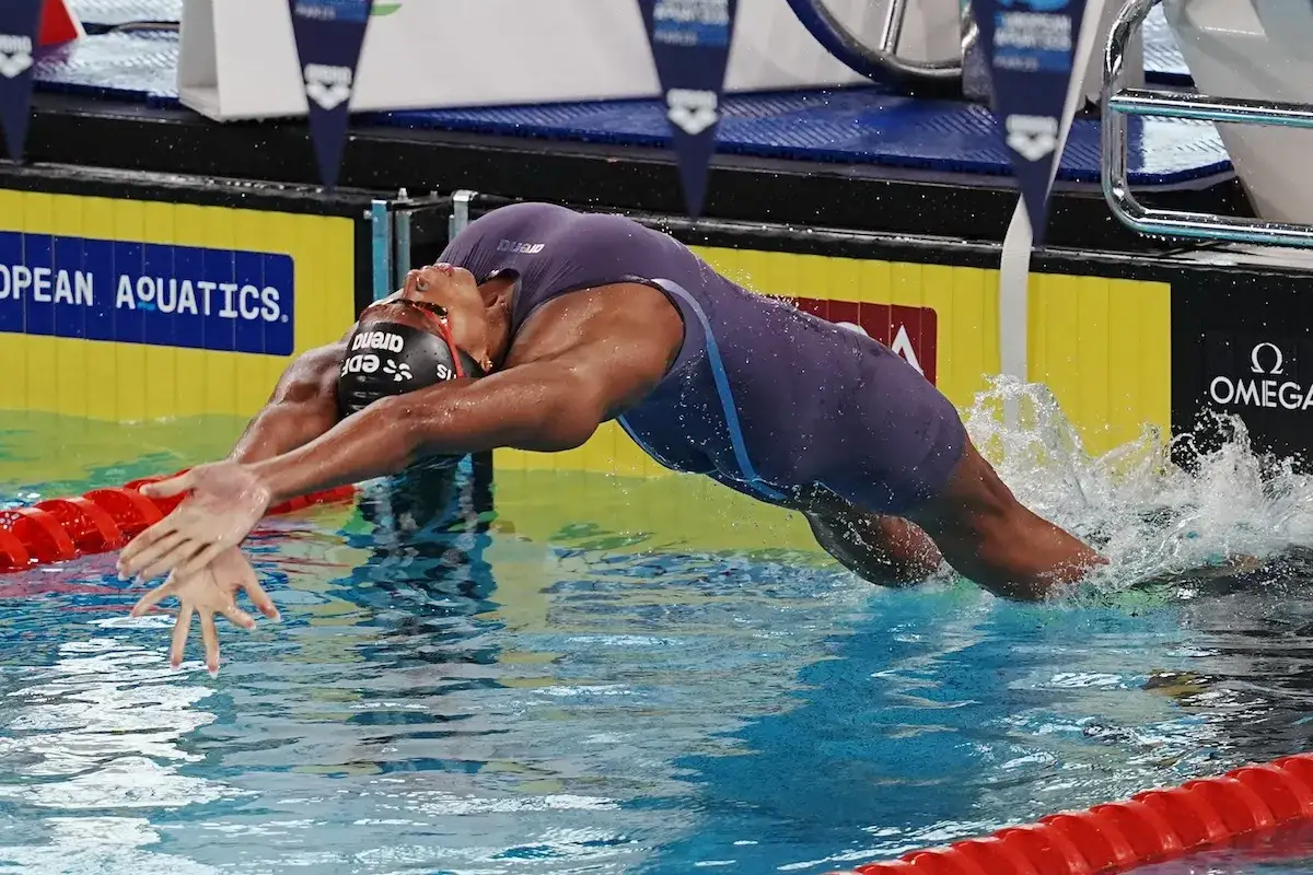 Virginia Menicucci in azione, immersa nell'acqua con un tuffo potente.