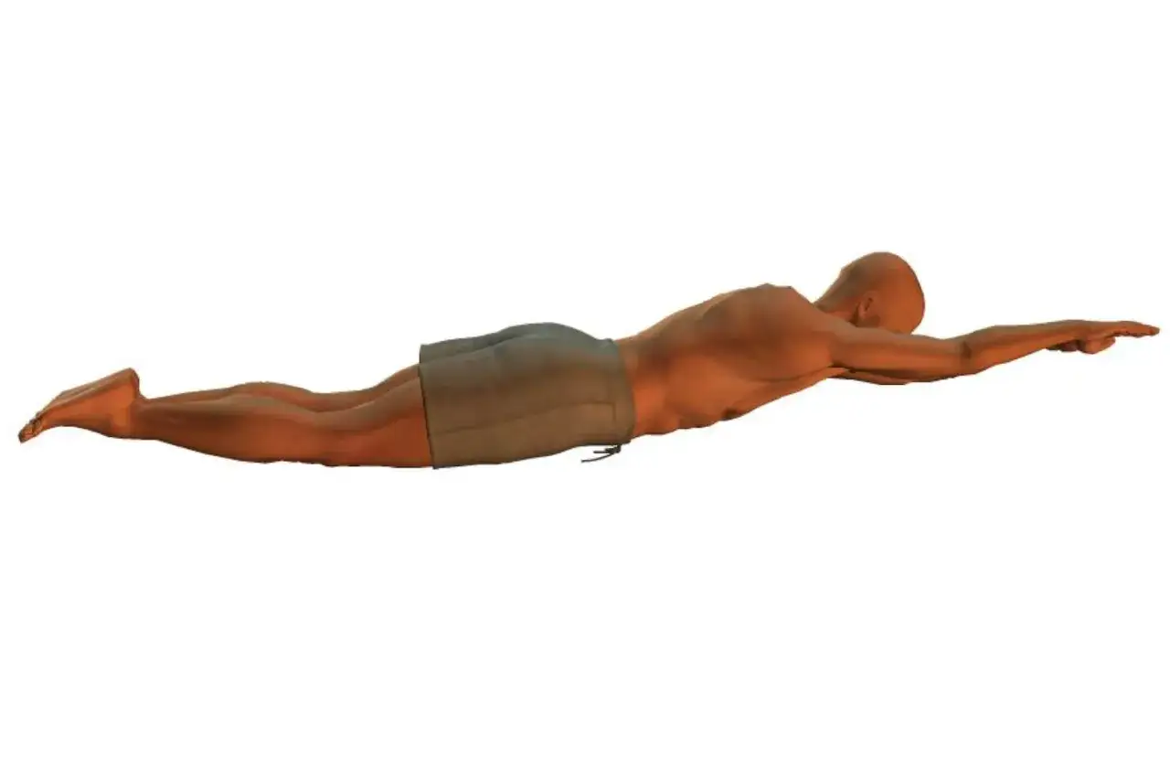 Uomo in posizione di nuoto, braccia tese in avanti, gambe unite. Impara come nuotare più veloce con questa tecnica.