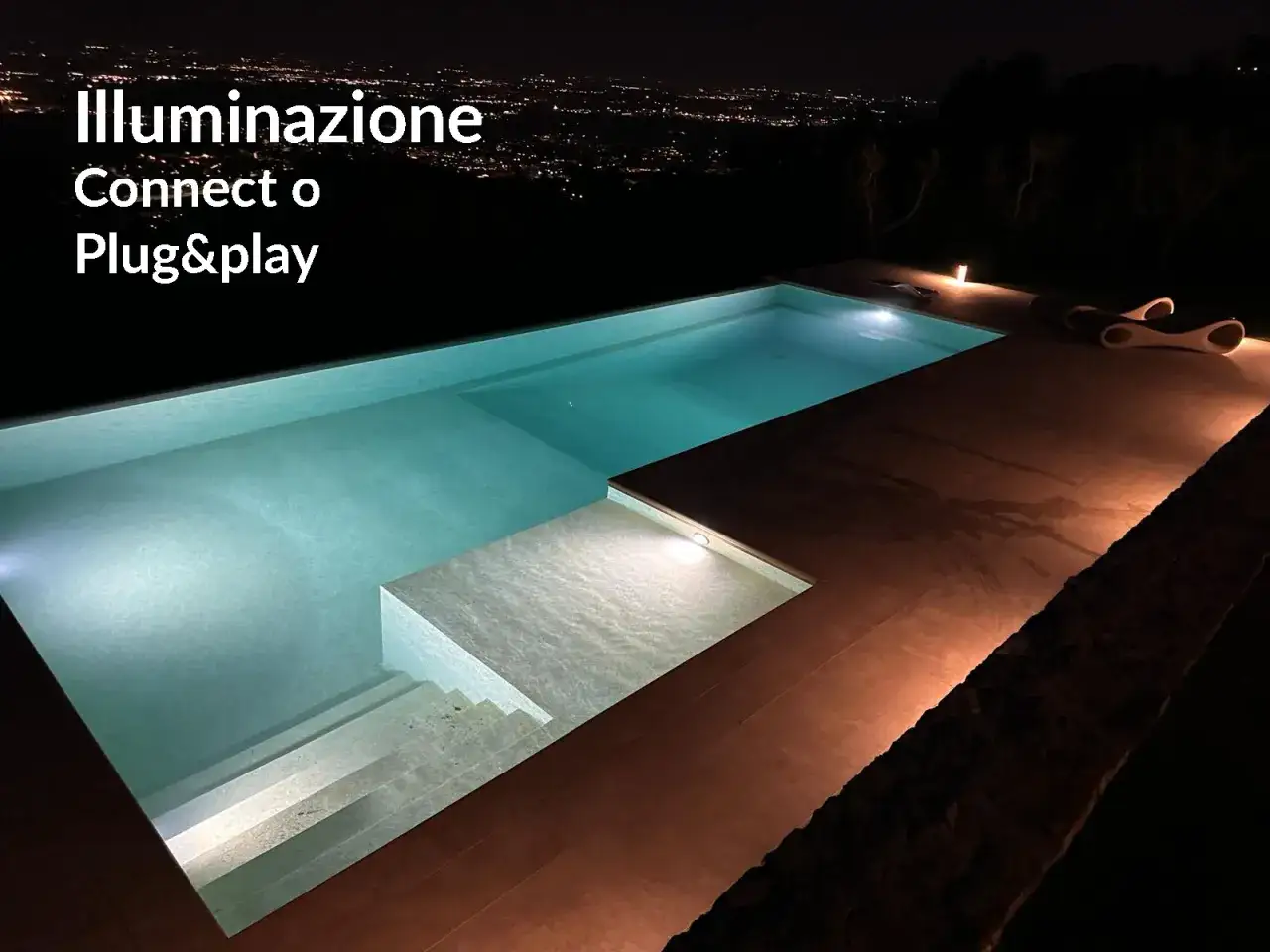Piscina illuminata di notte, perfetta per un bagno notturno. L'illuminazione crea un'atmosfera magica.