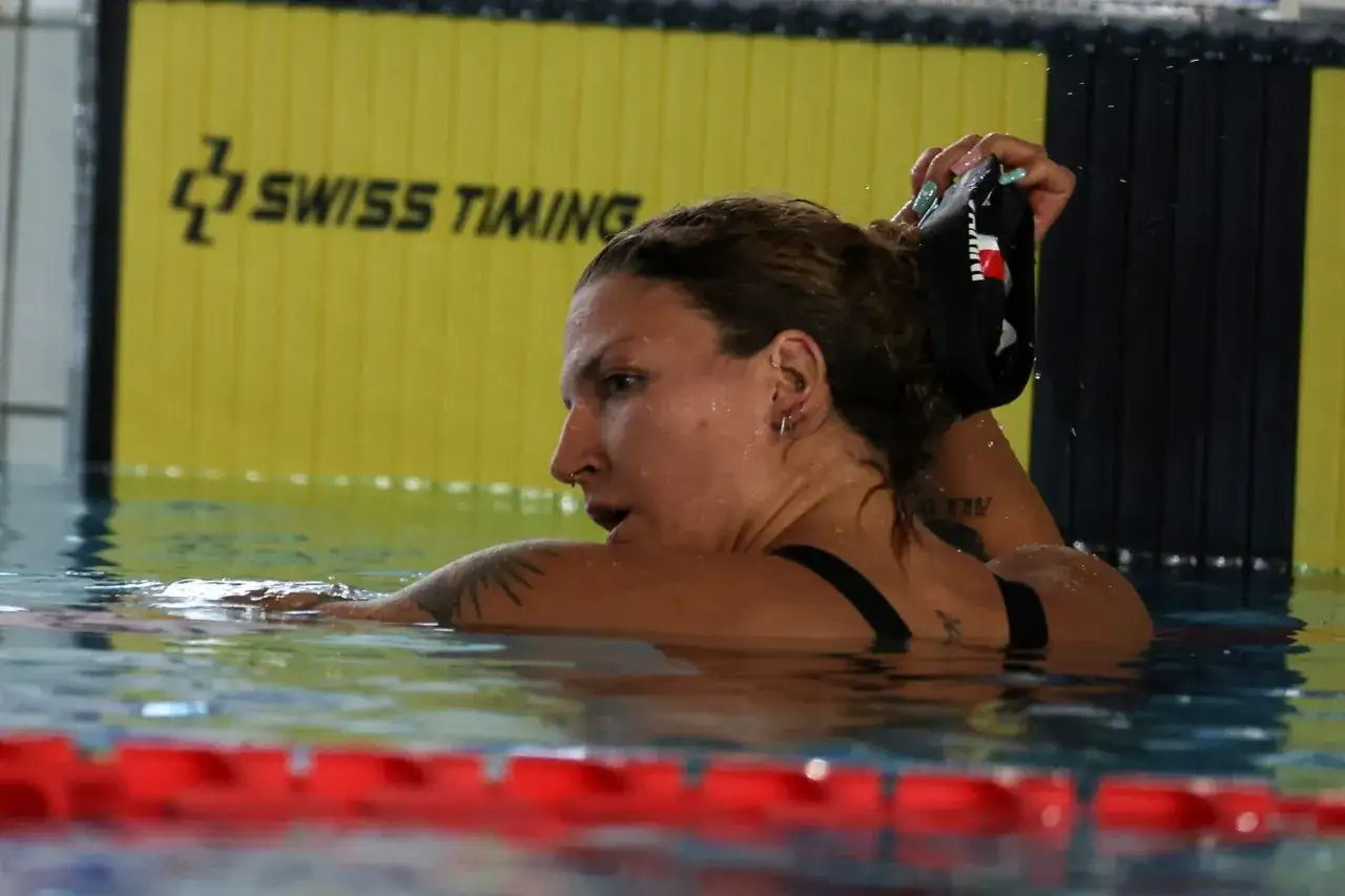 Ilaria Cusinato, nuotatrice, si rialza dall'acqua, con i capelli raccolti e lo sguardo concentrato.