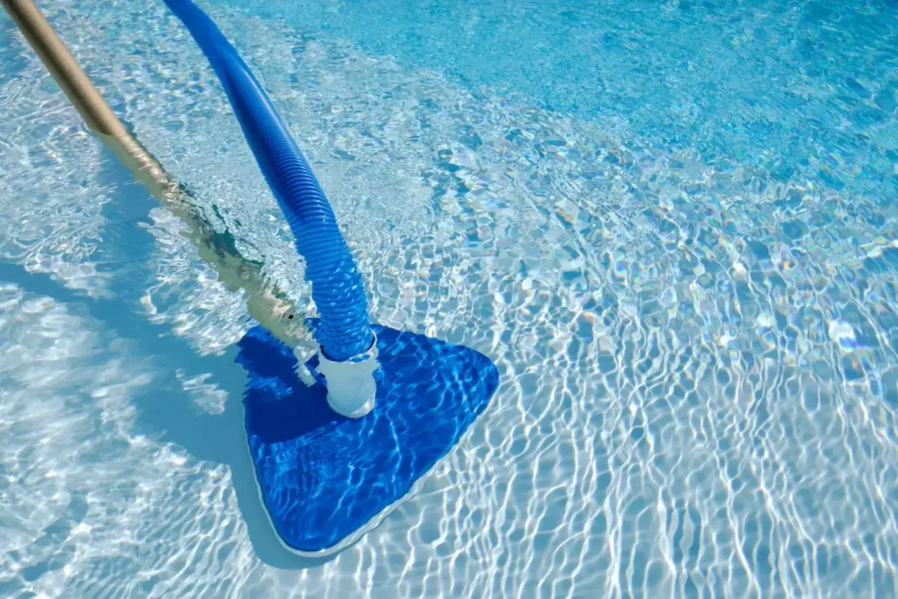 Pulizia della piscina: l'aspirafango blu aspira detriti e piccole pulci d'acqua, lasciando l'acqua cristallina.
