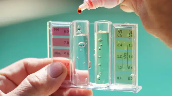 Test kit per misurare il pH e il cloro dell'acqua, per garantire la ph acqua migliore.