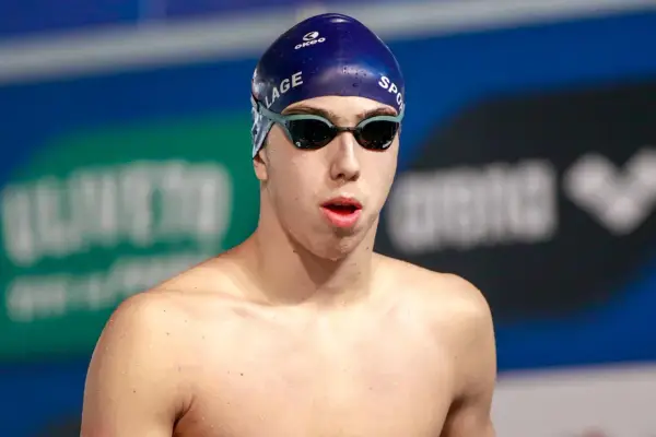 Nuotatore Alessandro Ragaini con cuffia e occhialini, pronto a gareggiare.