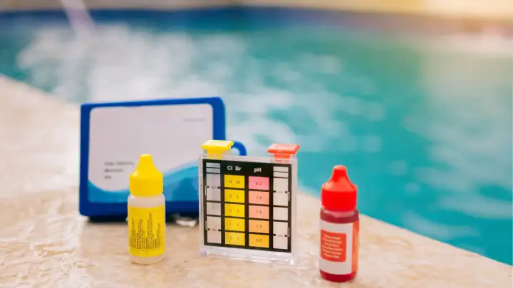 Kit per testare il cloro e il ph della piscina, con boccette di reagenti e strisce colorate.