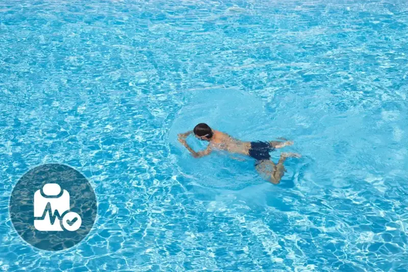 Ragazzo nuota a rana in piscina. Icona medica suggerisce nuoto a rana controindicazioni.